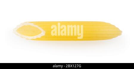 Pâtes penne isolé sur fond blanc avec clipping path Banque D'Images