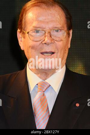 Sir Roger Moore. Signature de « Bond on Bond », HMV Oxford Street, Londres. ROYAUME-UNI Banque D'Images