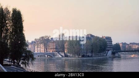 Photo illustration Ile Saint Louis du quai de l’Hôtel de ville, Paris tôt le matin. Numérisation d'archives à partir de transparents ; 1972 Banque D'Images