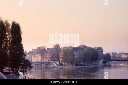 Ile Saint Louis du quai de l’Hôtel de ville, Paris tôt le matin. Numérisation d'archives à partir de transparents ; 1972 Banque D'Images