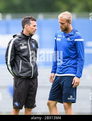 Karlsruhe, Allemagne. 04e juin 2020. Entraîneur Christian Eichner (KSC) en conversation avec Philipp Hofmann (KSC). GES/football/2ème Bundesliga: Karlsruher SC - entraînement, 04.06.2020 football/Soccer: 2ème Bundesliga: KSC Training session, Karlsruhe, 4 juin 2020 | usage dans le monde crédit: dpa/Alay Live News Banque D'Images