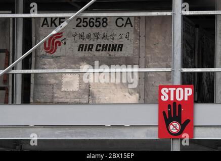 04 juin 2020, Hessen, Francfort-sur-le-main: Un panneau d'avertissement rouge avec l'inscription « Stop » est accroché à un entrepôt pour les conteneurs de fret vides dans la zone de fret de l'aéroport de Francfort. Le volume de fret dans le trafic aérien mondial a chuté fortement en raison de la pandémie de corona, mais pas aussi fortement que dans la zone des passagers. Photo : Boris Roessler/dpa Banque D'Images