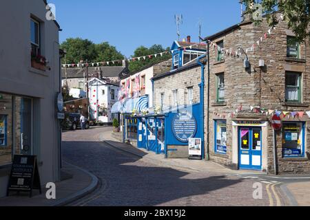 Vue estivale ensoleillée sur main Street au centre de la petite ville de Hawes dans le Yorkshire Dales Banque D'Images