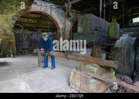 Vue intérieure de Wortley Top Forge, une ancienne forge en fer lourd alimentée par l'eau, désormais un musée industriel à Thurgoland, dans le Yorkshire du Sud Banque D'Images