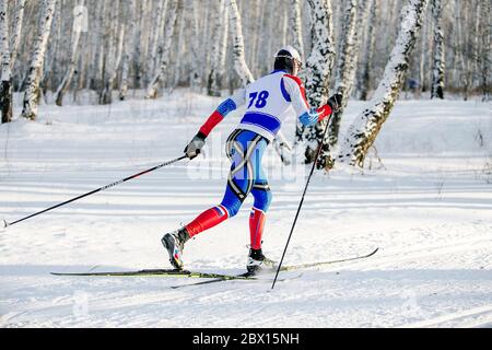 Chelyabinsk, Russie - 19 décembre 2015: Athlète skieur style classique déplacer dans le ski de fond dans le championnat ski de fond Ural Banque D'Images