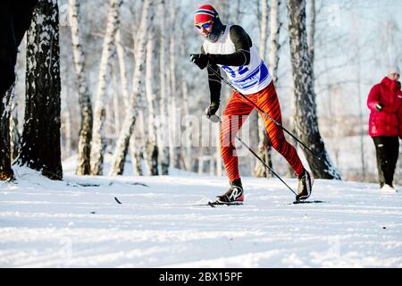 Chelyabinsk, Russie - 19 décembre 2015: Athlète skieur style classique déplacer dans le ski de fond dans le championnat ski de fond Ural Banque D'Images