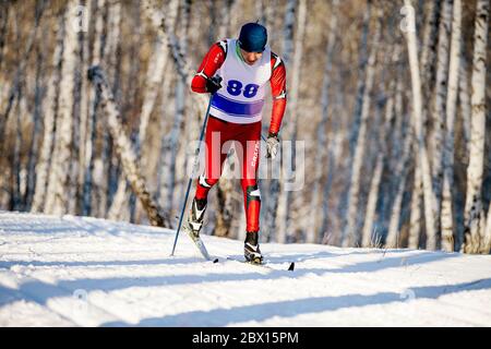 Chelyabinsk, Russie - 19 décembre 2015: Athlète skieur style classique déplacer dans le ski de fond dans le championnat ski de fond Ural Banque D'Images