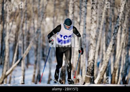 le skieur d'athlète monte en ski de fond Banque D'Images