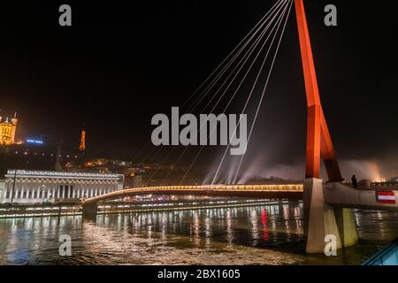 Lyon, France 2 janvier 2020 - Pont de la Passerelle du Palais de Justice (passage des tribunaux) la nuit aidant les gens à traverser la Saône Banque D'Images
