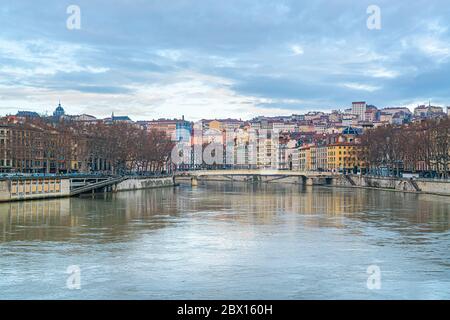 Lyon, France 3 janvier 2020 - vue sur la Saône avec en arrière-plan les vieilles maisons colorées du vieux Lyon Banque D'Images