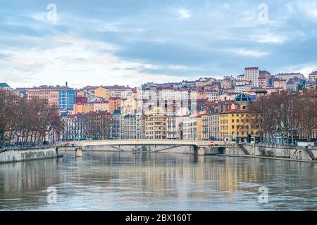 Lyon, France 3 janvier 2020 - vue sur la Saône avec en arrière-plan les vieilles maisons colorées du vieux Lyon Banque D'Images