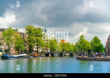 Amsterdam, le 13 juin 2019 - Tourisme visitant le monument juif de résistance au coin de la rivière Amstel et le Zwanenburgwal dans la partie ancienne de Banque D'Images