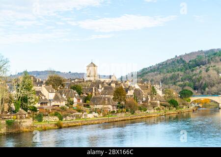 Argentat sur Dordogne, France 2 janvier 2020 - vue sur la ville de l'autre côté de la Dordogne Banque D'Images