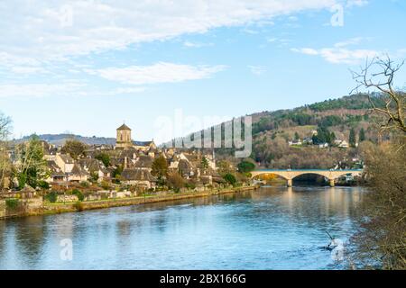 Argentat sur Dordogne, France 2 janvier 2020 - vue sur la ville de l'autre côté de la Dordogne Banque D'Images