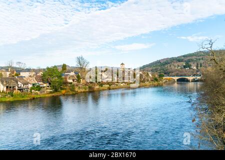 Argentat sur Dordogne, France 2 janvier 2020 - vue sur la ville de l'autre côté de la Dordogne Banque D'Images