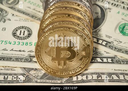 Bitcoins d'or sur les billets en dollars américains, la visualisation de la crypto-monnaie Banque D'Images