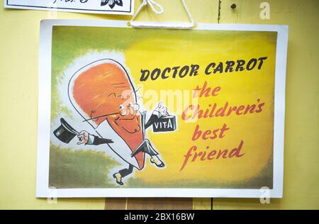 Gros plan de la publicité vintage 'Doctor Carrot' encourageant les enfants de la deuxième Guerre mondiale britannique à manger plus de carottes.Affiche santé, bien-être, années 1940, Royaume-Uni. Banque D'Images