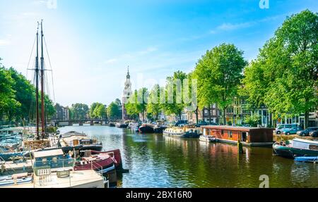 Amsterdam, pays-Bas Mai 27 2018 - vue sur le Waalseilandgracht sur la Tour Montelbaanstoren Banque D'Images