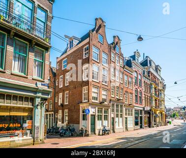 Amsterdam, pays-Bas Mai 27 2018 - Maisons traditionnelles à l'Amstelstraat à Amsterdam Banque D'Images