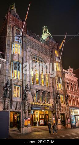 Amsterdam 18 2018 mai - vue de nuit sur le devant du célèbre Ciname Tuschinski. Situé au Reguliersbreestraat près de la Rembrandtplein Banque D'Images