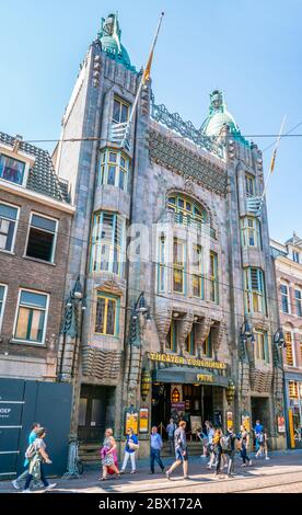 Amsterdam, pays-Bas 27 2018 mai - touristes et habitants passent devant le célèbre cinéma Tuschinski sur le Reguliersbreestraat Banque D'Images