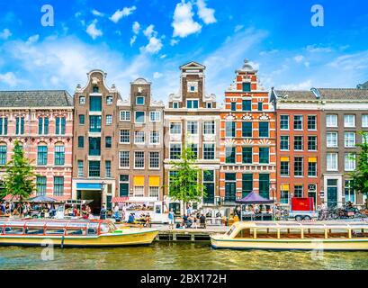 Amsterdam, pays-Bas 27 2018 mai - le canal Rokin avec des touristes et des habitants visitant un marché annuel Banque D'Images