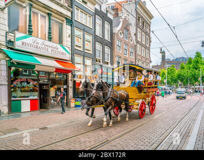 Amsterdam, pays-Bas Mai 27 2018 - le cheval et le transport dans le Reguliersbreestraat transportant des touristes Banque D'Images