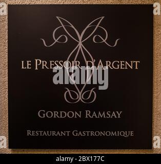 Bordeaux, France, 9 mai 2018 - panneau du restaurant devant le Pressoir d'argent dans le Grand Hôtel de Bordeaux appartenant à Gordon Ramsay Banque D'Images