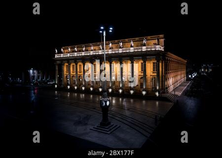 Bordeaux, France, 10 mai 2018 - le grand Opéra 'Grand Théâtre de Bordeaux' de nuit sur la place principale 'place de la Comédie' au centre de to Banque D'Images