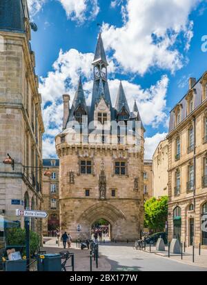 Bordeaux, France, 8 mai 2018 - touristes passant la porte Cailhau à l'entrée de la ville vue du côté de l'eau Banque D'Images