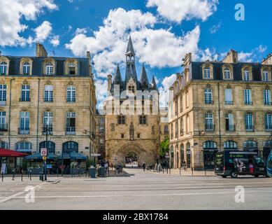 Bordeaux, France, 8 mai 2018 - touristes passant la porte Cailhau à l'entrée de la ville vue du côté de l'eau Banque D'Images