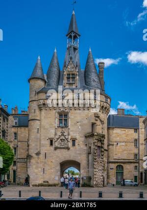 Bordeaux, France, 8 mai 2018 - touristes passant la porte Cailhau à l'entrée de la ville vue du côté de la ville Banque D'Images