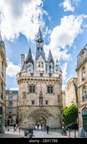 Bordeaux, France, 8 mai 2018 - touristes passant la porte Cailhau à l'entrée de la ville vue du côté de la ville Banque D'Images