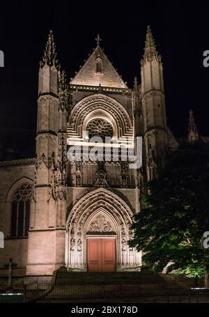 Bordeaux, France, 10 mai 2018 - entrée latérale de la basilique Saint-Michel la nuit Banque D'Images