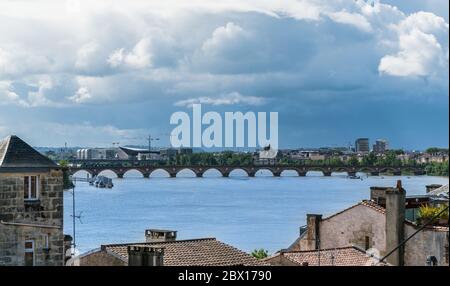 Bordeaux, France, 13 mai 2018 : vue sur le toit sur le pont traversant la Garonne Banque D'Images