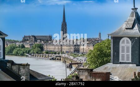 Bordeaux, France, 13 mai 2018 : vue sur le toit sur le boulevard rempli de touristes en été Banque D'Images