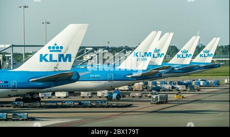 Amsterdam 14 2018 mai - cinq gros avions KLM attendent le départ au terminal E de l'aéroport de Schiphol Banque D'Images