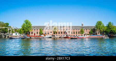 Amsterdam, 7 2018 mai - vue sur la rivière Amstel avec le musée de l'Ermitage en arrière-plan, par une journée d'été Banque D'Images