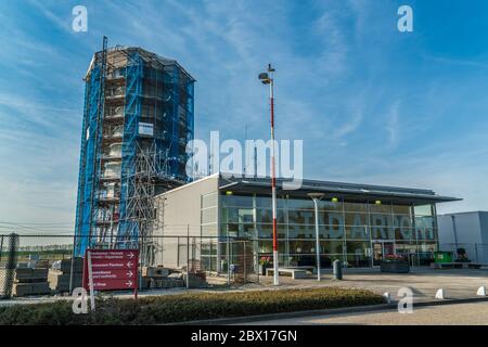 Lelystad, pays-Bas, avril 17 2018, bâtiment principal de l'aéroport Lelystad avec en arrière-plan la nouvelle tour de contrôle de la circulation Banque D'Images