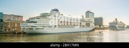 Amsterdam, le 7 2018 mai - passagers qui naviguent hors du port d'Amsterdam sur un grand bateau de croisière tandis qu'un deuxième reste dans le port Banque D'Images