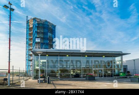 Lelystad, pays-Bas, avril 17 2018, bâtiment principal de l'aéroport Lelystad avec en arrière-plan la nouvelle tour de contrôle de la circulation Banque D'Images