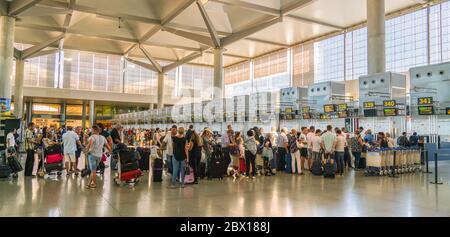 Malaga, Espagne, 2 juillet 2017 : enregistrement des voyageurs aux comptoirs de l'aéroport de Malaga Banque D'Images