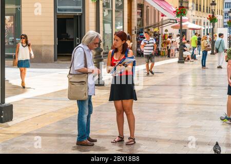 Malaga, Espagne, juin 27 2017: Local est interviewé à la Calle marqués de Larios Banque D'Images