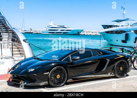 Puerto Banus, Espagne, juin 28 2017 : Lamborghini noir dans le port Banque D'Images