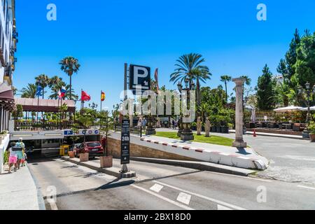 Puerto Banus, Espagne, juin 28 2017 : entrée du garage de stationnement au port Banque D'Images