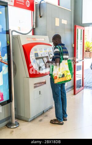 Benalmadena, Espagne, 30 juin 2017 : voyageuse achetant un billet à la machine de transport publice à la gare Benalmádena-Arroyo de la miel Banque D'Images