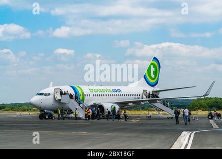 Bergerac, France, 8 mai 2017 : passagers à bord du Boeing 737-700 de Transavia à l'aéroport de Bergerac Banque D'Images