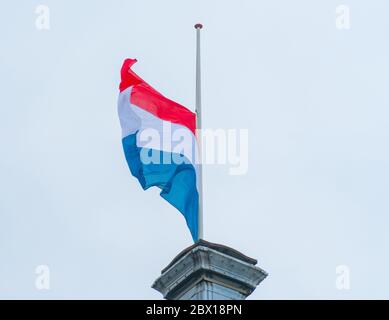 Drapeau hollandais Rouge blanc Bleu demi-bâton pour le souvenir des morts dans la deuxième guerre mondiale le 4 mai. Banque D'Images