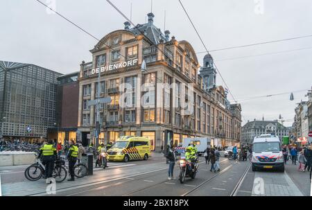 Amsterdam, pays-Bas, 4 mai 2017 : forces de police qui gardaient la place du barrage devant l'entrepôt de Bijenkorf pour le souvenir des morts Banque D'Images