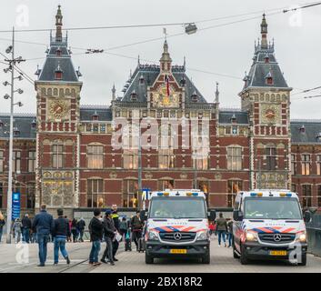Amsterdam, pays-Bas, 4 mai 2017: Des bus de police qui gardent la gare centrale d'Amsterdam pour le souvenir des morts dans la seconde wor Banque D'Images